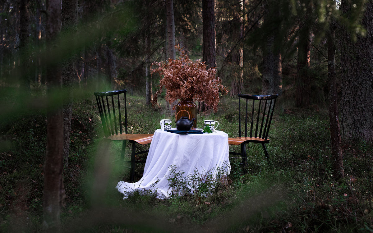 Havui-patalaput katettuna kahvipöydälle metsään.